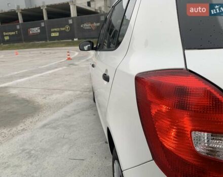 Белый Шкода Фабия, объемом двигателя 1.39 л и пробегом 230 тыс. км за 3698 $, фото 18 на Automoto.ua