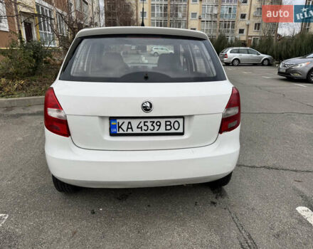 Белый Шкода Фабия, объемом двигателя 1.39 л и пробегом 330 тыс. км за 3999 $, фото 5 на Automoto.ua