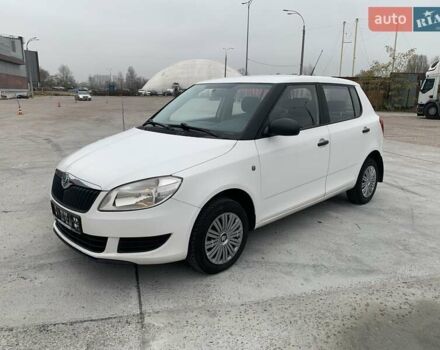 Белый Шкода Фабия, объемом двигателя 1.39 л и пробегом 230 тыс. км за 3698 $, фото 2 на Automoto.ua