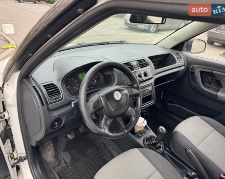 Белый Шкода Фабия, объемом двигателя 1.39 л и пробегом 330 тыс. км за 3999 $, фото 10 на Automoto.ua