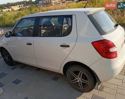 Белый Шкода Фабия, объемом двигателя 1.2 л и пробегом 157 тыс. км за 4000 $, фото 1 на Automoto.ua