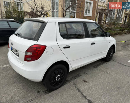 Белый Шкода Фабия, объемом двигателя 1.39 л и пробегом 330 тыс. км за 3999 $, фото 6 на Automoto.ua
