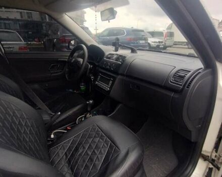 Белый Шкода Фабия, объемом двигателя 1.4 л и пробегом 359 тыс. км за 5600 $, фото 3 на Automoto.ua