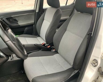 Белый Шкода Фабия, объемом двигателя 1.39 л и пробегом 230 тыс. км за 3698 $, фото 38 на Automoto.ua