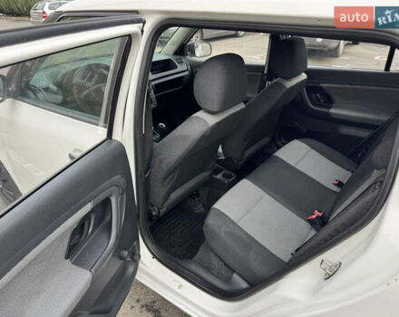 Белый Шкода Фабия, объемом двигателя 1.39 л и пробегом 330 тыс. км за 3999 $, фото 9 на Automoto.ua