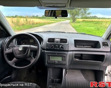 Белый Шкода Фабия, объемом двигателя 1.4 л и пробегом 220 тыс. км за 4950 $, фото 8 на Automoto.ua