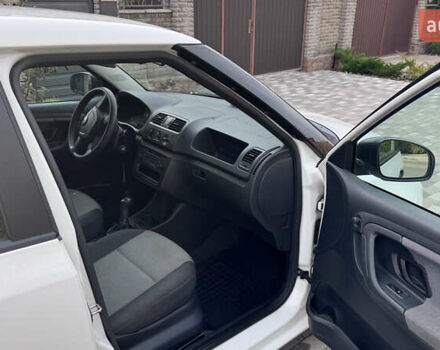 Белый Шкода Фабия, объемом двигателя 1.6 л и пробегом 260 тыс. км за 5150 $, фото 4 на Automoto.ua