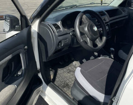 Белый Шкода Фабия, объемом двигателя 1.39 л и пробегом 242 тыс. км за 3850 $, фото 10 на Automoto.ua