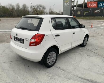 Белый Шкода Фабия, объемом двигателя 1.39 л и пробегом 230 тыс. км за 3698 $, фото 4 на Automoto.ua