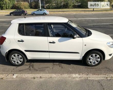Белый Шкода Фабия, объемом двигателя 1.2 л и пробегом 25 тыс. км за 6200 $, фото 1 на Automoto.ua