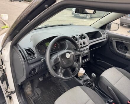 Белый Шкода Фабия, объемом двигателя 1.4 л и пробегом 330 тыс. км за 4000 $, фото 6 на Automoto.ua