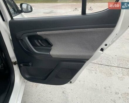 Белый Шкода Фабия, объемом двигателя 1.39 л и пробегом 230 тыс. км за 3698 $, фото 54 на Automoto.ua