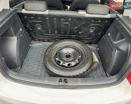 Белый Шкода Фабия, объемом двигателя 1.39 л и пробегом 330 тыс. км за 3999 $, фото 12 на Automoto.ua