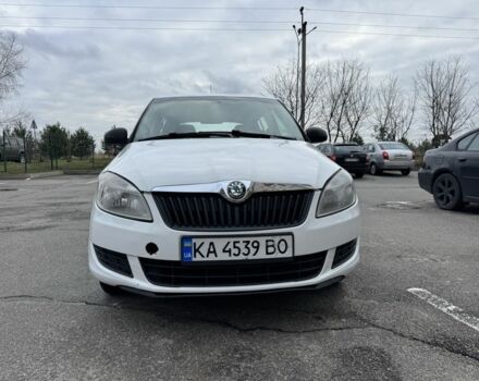 Белый Шкода Фабия, объемом двигателя 1.4 л и пробегом 330 тыс. км за 4000 $, фото 1 на Automoto.ua