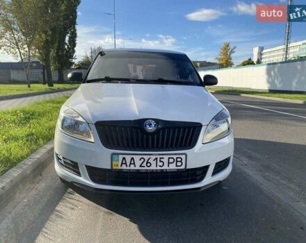 Белый Шкода Фабия, объемом двигателя 1.2 л и пробегом 112 тыс. км за 6400 $, фото 1 на Automoto.ua