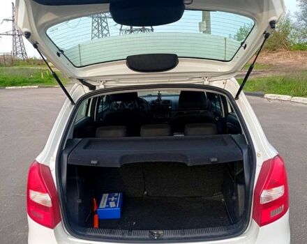 Белый Шкода Фабия, объемом двигателя 1.2 л и пробегом 265 тыс. км за 4399 $, фото 3 на Automoto.ua