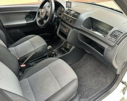 Білий Шкода Фабія, об'ємом двигуна 1.2 л та пробігом 260 тис. км за 4200 $, фото 4 на Automoto.ua