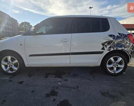 Белый Шкода Фабия, объемом двигателя 1.2 л и пробегом 102 тыс. км за 4700 $, фото 1 на Automoto.ua