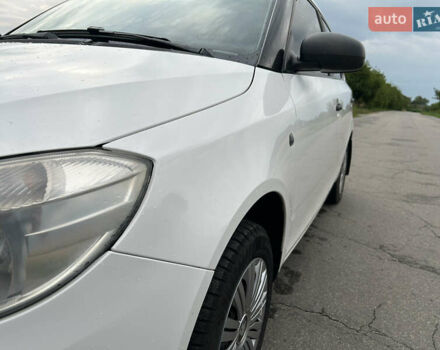 Белый Шкода Фабия, объемом двигателя 1.39 л и пробегом 220 тыс. км за 4850 $, фото 11 на Automoto.ua