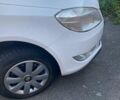 Белый Шкода Фабия, объемом двигателя 1.39 л и пробегом 210 тыс. км за 5800 $, фото 4 на Automoto.ua