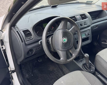 Белый Шкода Фабия, объемом двигателя 1.6 л и пробегом 260 тыс. км за 5150 $, фото 2 на Automoto.ua