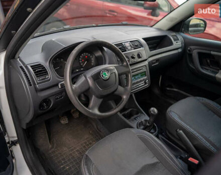 Белый Шкода Фабия, объемом двигателя 1.2 л и пробегом 287 тыс. км за 3900 $, фото 9 на Automoto.ua