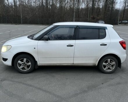 Белый Шкода Фабия, объемом двигателя 1.2 л и пробегом 175 тыс. км за 4300 $, фото 3 на Automoto.ua