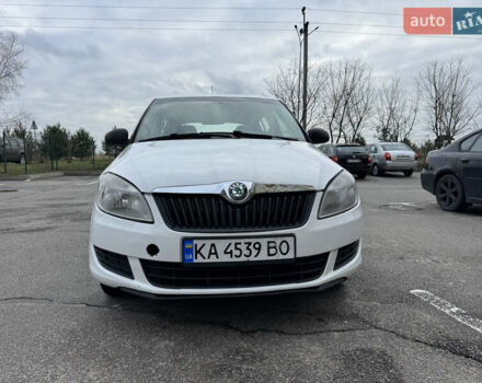 Белый Шкода Фабия, объемом двигателя 1.39 л и пробегом 330 тыс. км за 3999 $, фото 1 на Automoto.ua