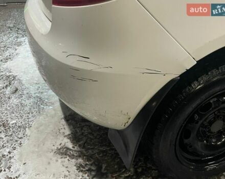 Белый Шкода Фабия, объемом двигателя 1.2 л и пробегом 210 тыс. км за 3800 $, фото 6 на Automoto.ua