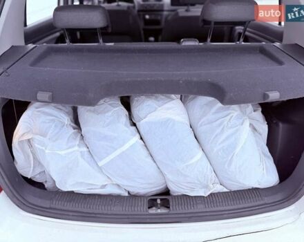 Белый Шкода Фабия, объемом двигателя 1.39 л и пробегом 235 тыс. км за 3900 $, фото 13 на Automoto.ua