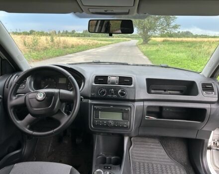 Белый Шкода Фабия, объемом двигателя 1.4 л и пробегом 220 тыс. км за 4950 $, фото 15 на Automoto.ua