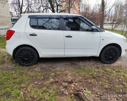 Белый Шкода Фабия, объемом двигателя 1.2 л и пробегом 321 тыс. км за 4300 $, фото 1 на Automoto.ua