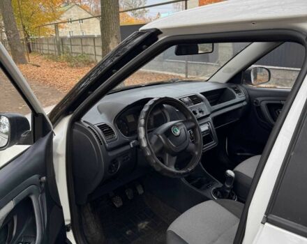 Белый Шкода Фабия, объемом двигателя 1.4 л и пробегом 283 тыс. км за 4700 $, фото 4 на Automoto.ua