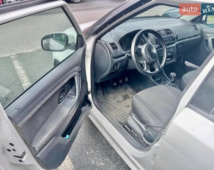 Белый Шкода Фабия, объемом двигателя 1.2 л и пробегом 240 тыс. км за 4500 $, фото 6 на Automoto.ua