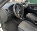 Белый Шкода Фабия, объемом двигателя 1.2 л и пробегом 130 тыс. км за 5200 $, фото 5 на Automoto.ua
