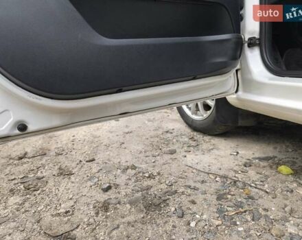 Белый Шкода Фабия, объемом двигателя 1.4 л и пробегом 113 тыс. км за 6400 $, фото 3 на Automoto.ua