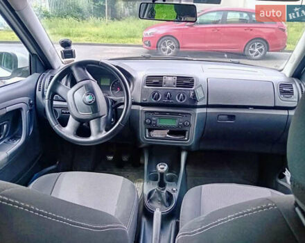 Белый Шкода Фабия, объемом двигателя 1.2 л и пробегом 240 тыс. км за 4500 $, фото 5 на Automoto.ua