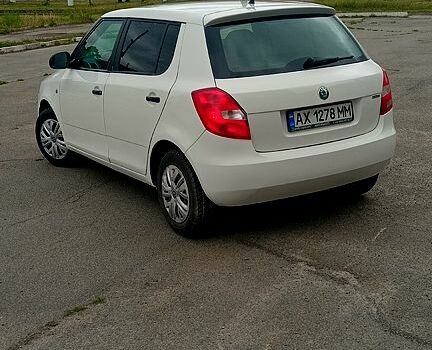 Белый Шкода Фабия, объемом двигателя 1.4 л и пробегом 202 тыс. км за 3950 $, фото 2 на Automoto.ua