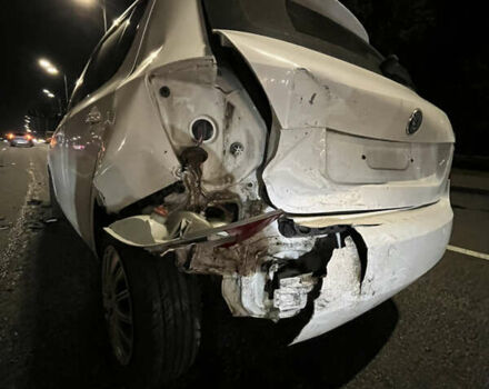 Белый Шкода Фабия, объемом двигателя 1.39 л и пробегом 185 тыс. км за 3000 $, фото 2 на Automoto.ua