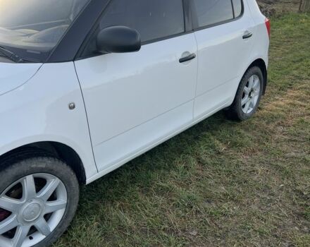 Белый Шкода Фабия, объемом двигателя 1.4 л и пробегом 210 тыс. км за 4899 $, фото 2 на Automoto.ua