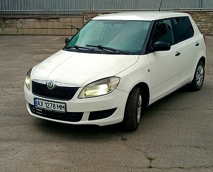 Белый Шкода Фабия, объемом двигателя 1.4 л и пробегом 202 тыс. км за 3950 $, фото 1 на Automoto.ua