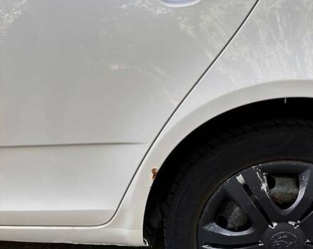 Шкода Фабия 2012 в Запорожье на Automoto.ua Белый Шкода Фабия, объемом двигателя 1.2 л и пробегом 256 тыс. км за 5200 $, фото 4 на Automoto.ua