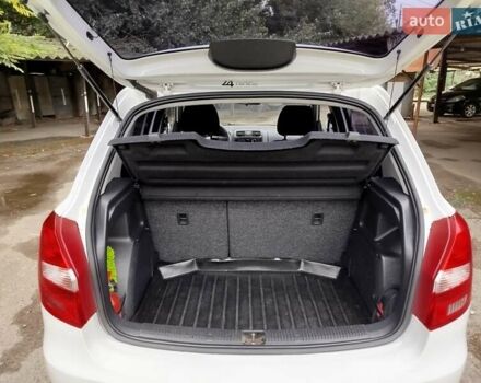 Белый Шкода Фабия, объемом двигателя 1.39 л и пробегом 126 тыс. км за 5998 $, фото 8 на Automoto.ua