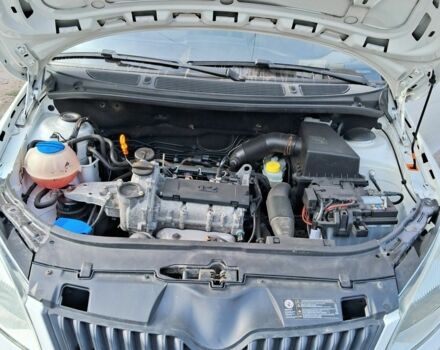 Белый Шкода Фабия, объемом двигателя 1.2 л и пробегом 153 тыс. км за 4300 $, фото 2 на Automoto.ua