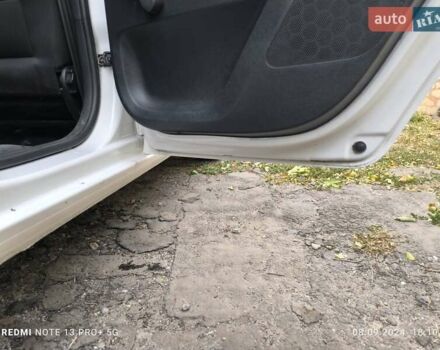 Белый Шкода Фабия, объемом двигателя 1.4 л и пробегом 113 тыс. км за 6400 $, фото 8 на Automoto.ua