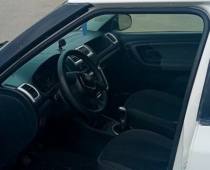 Белый Шкода Фабия, объемом двигателя 1.4 л и пробегом 202 тыс. км за 3950 $, фото 4 на Automoto.ua