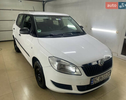 Белый Шкода Фабия, объемом двигателя 1.2 л и пробегом 303 тыс. км за 3900 $, фото 2 на Automoto.ua