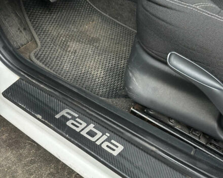 Белый Шкода Фабия, объемом двигателя 1.39 л и пробегом 257 тыс. км за 4600 $, фото 7 на Automoto.ua