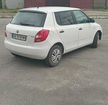 Белый Шкода Фабия, объемом двигателя 1.39 л и пробегом 304 тыс. км за 3950 $, фото 3 на Automoto.ua