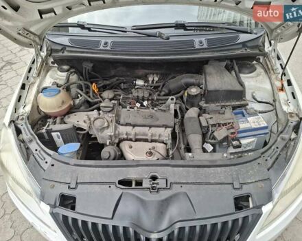 Белый Шкода Фабия, объемом двигателя 1.2 л и пробегом 168 тыс. км за 4700 $, фото 1 на Automoto.ua